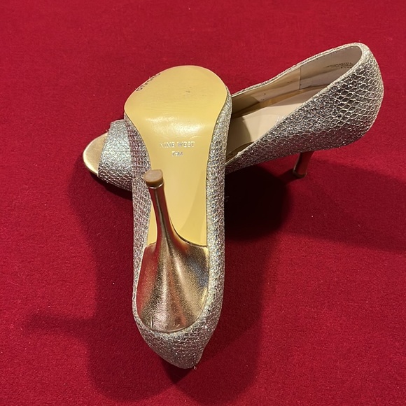 Silver and gold glittery open toe pumps great for any occasion. - Picture 3 of 3